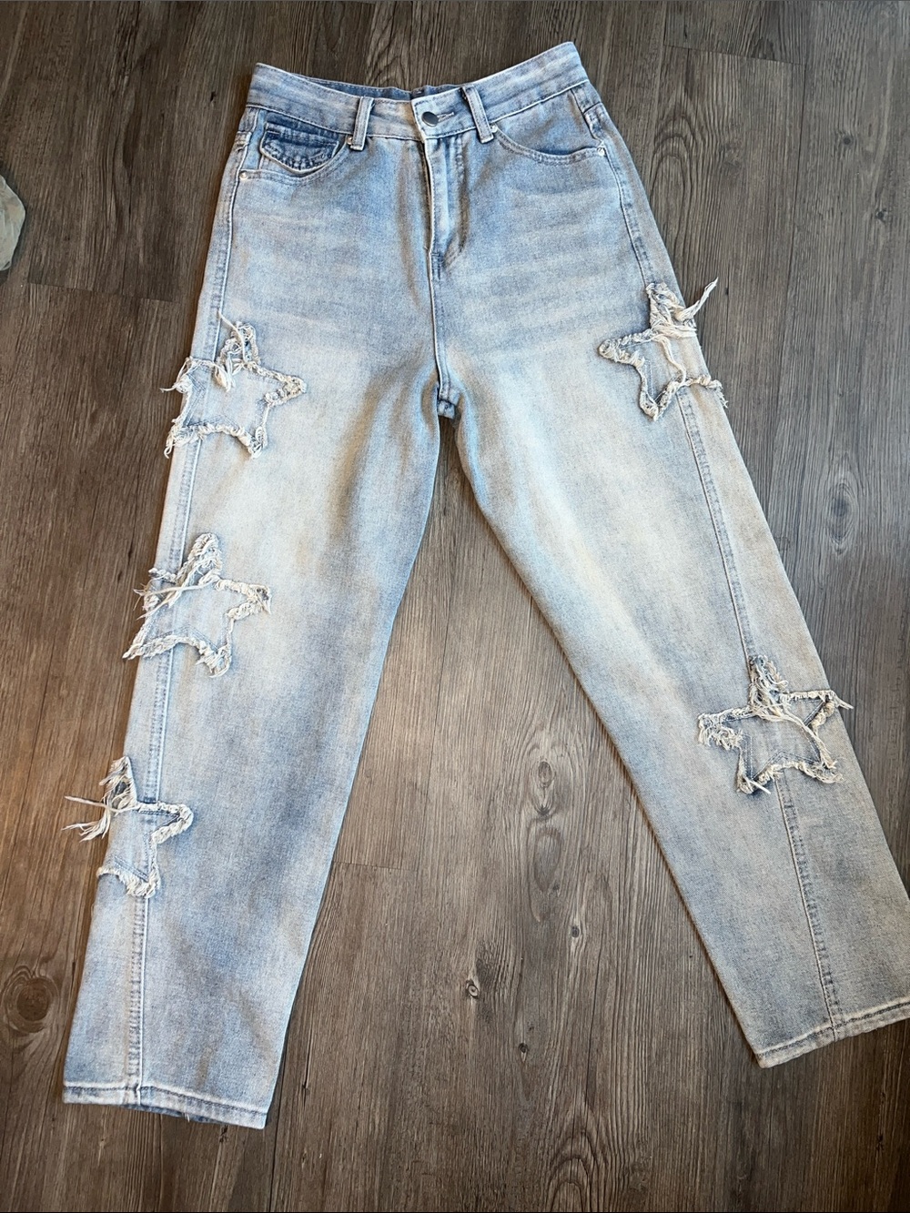 Trendy Light Wash Star-Appliqué Jeans
